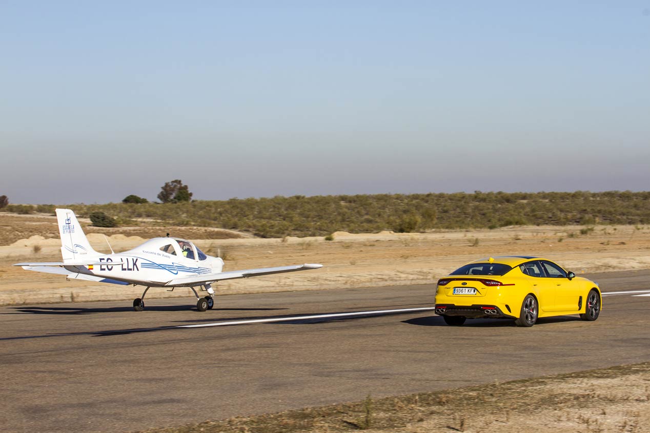 Duelo de altos vuelos: Kia Stinger GT frente a Tecnam P2002 Sierra