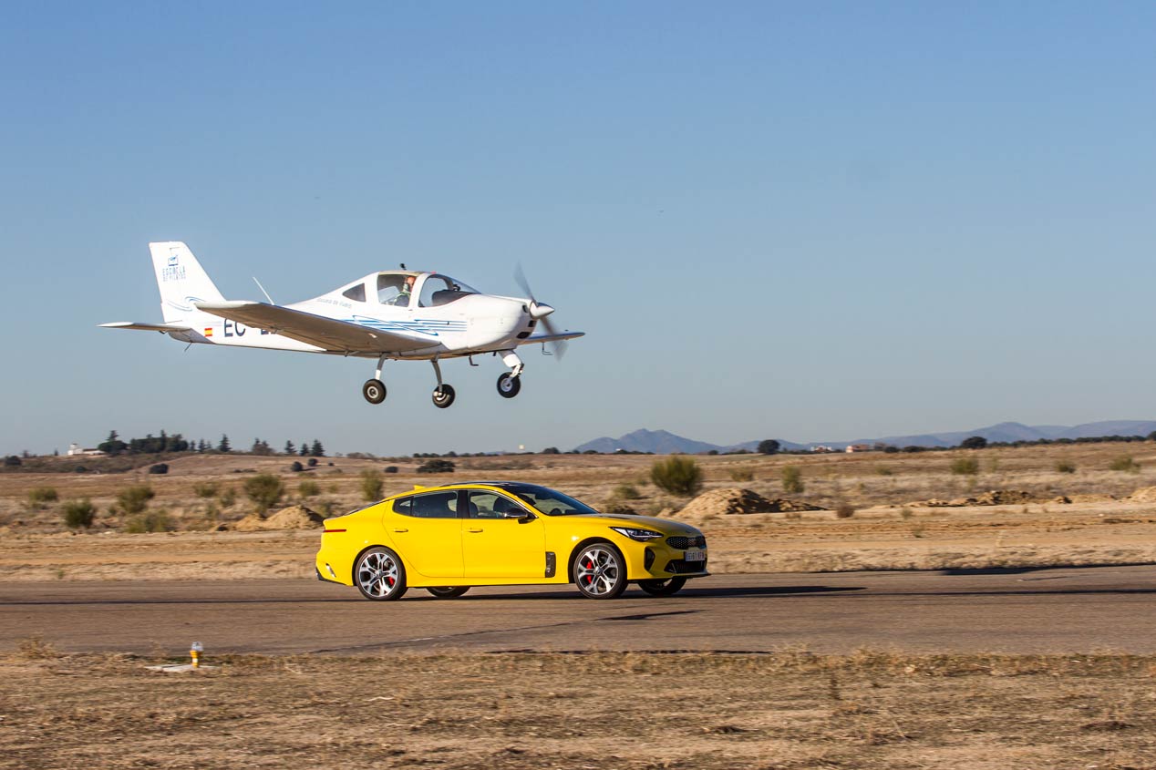 Duelo de altos vuelos: Kia Stinger GT frente a Tecnam P2002 Sierra