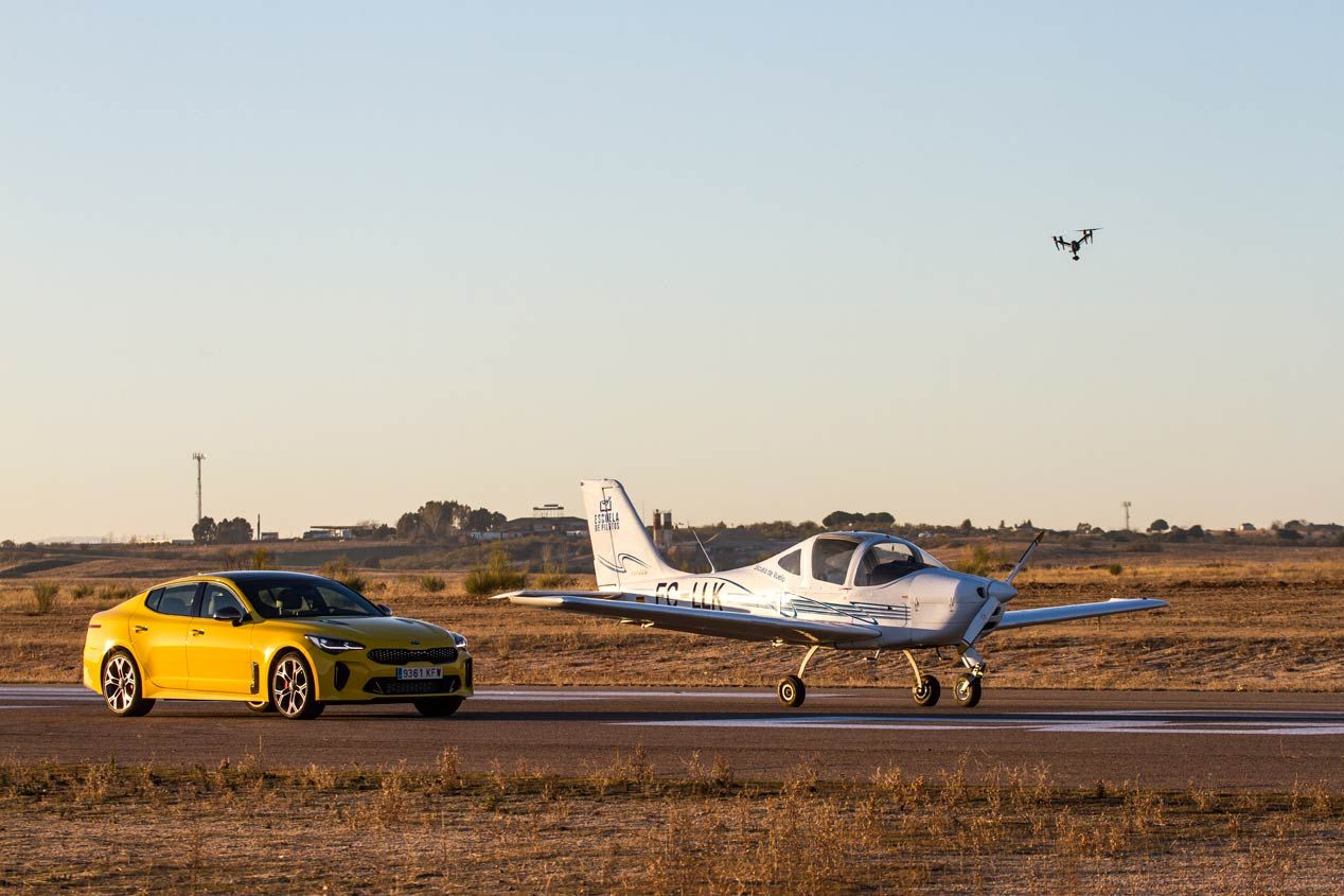 Duelo de altos vuelos: Kia Stinger GT frente a Tecnam P2002 Sierra
