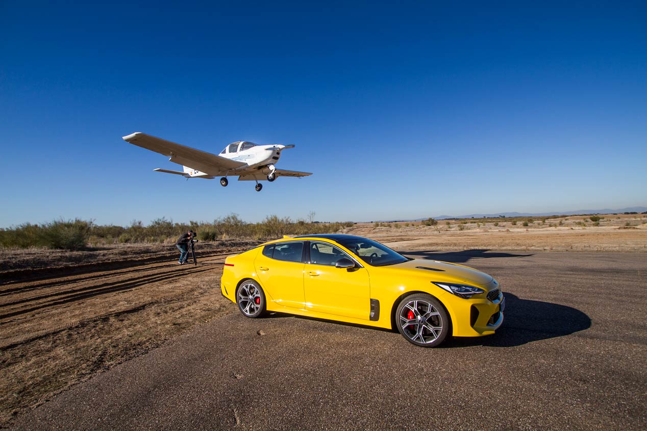 Duelo de altos vuelos: Kia Stinger GT frente a Tecnam P2002 Sierra