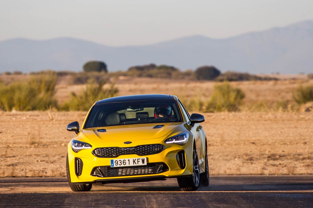 Duelo de altos vuelos: Kia Stinger GT frente a Tecnam P2002 Sierra