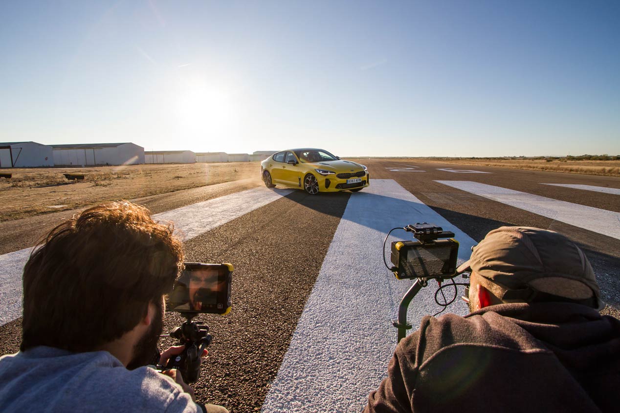 Duelo de altos vuelos: Kia Stinger GT frente a Tecnam P2002 Sierra