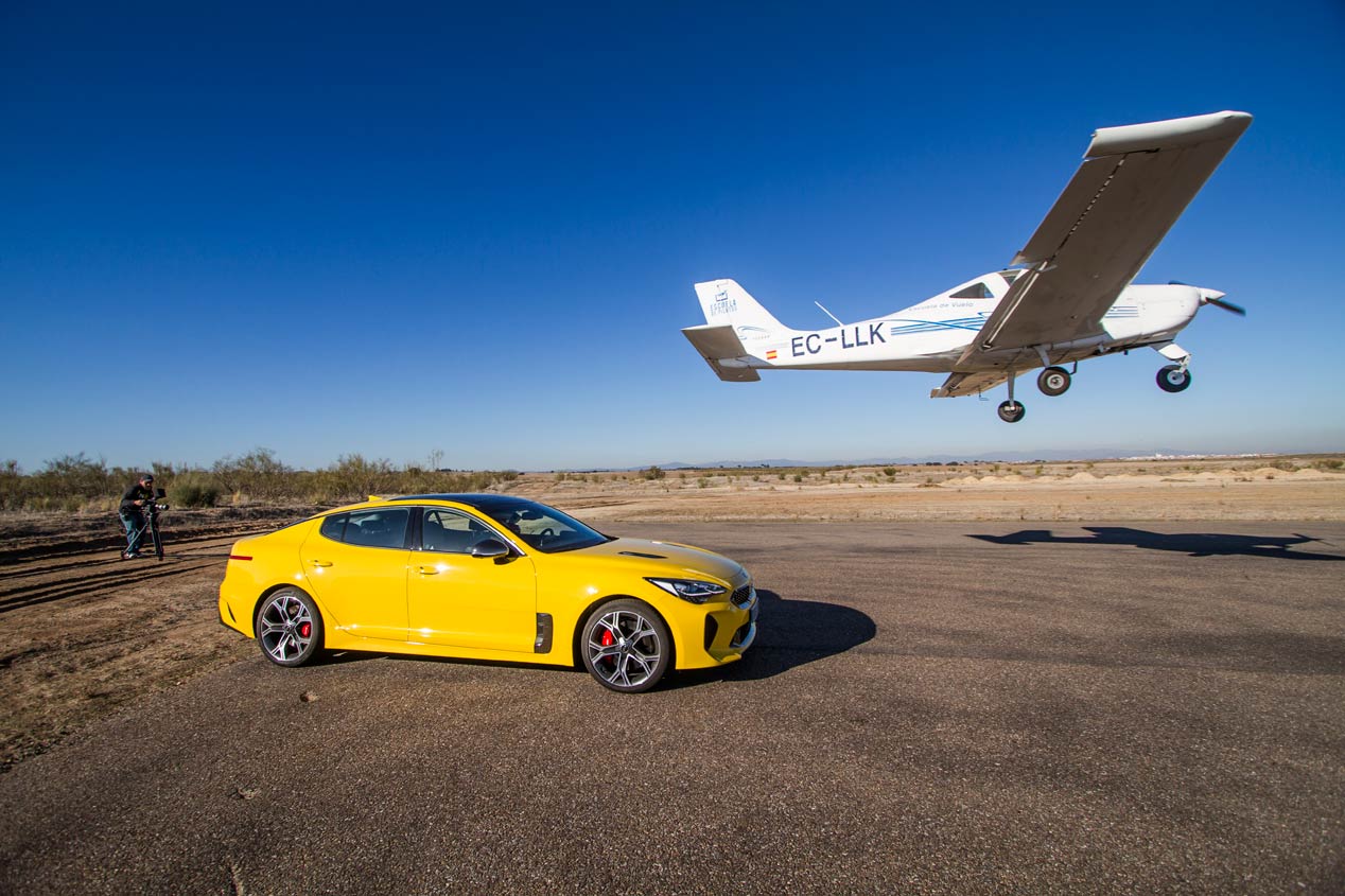 Duelo de altos vuelos: Kia Stinger GT frente a Tecnam P2002 Sierra