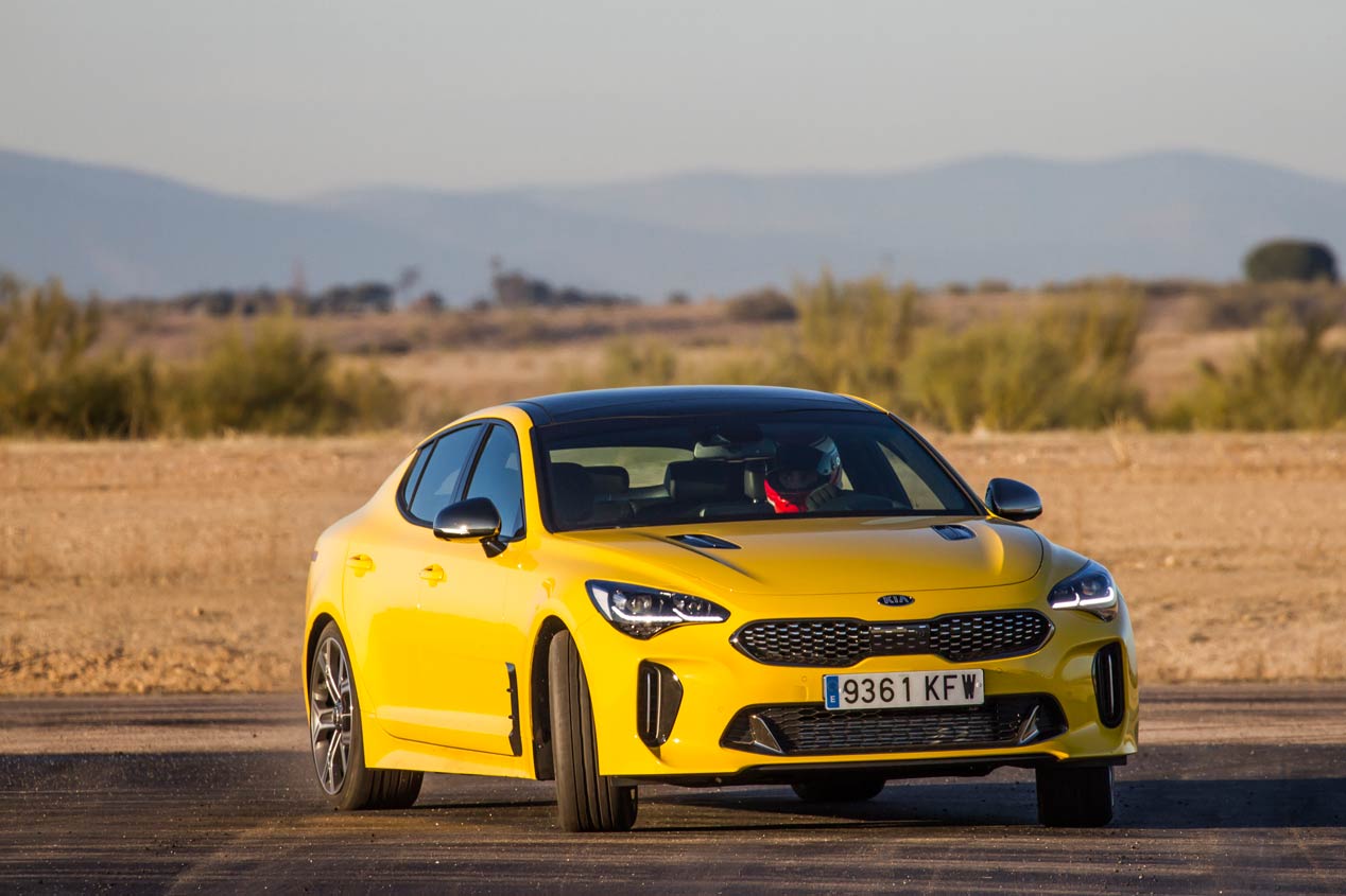 Duelo de altos vuelos: Kia Stinger GT frente a Tecnam P2002 Sierra