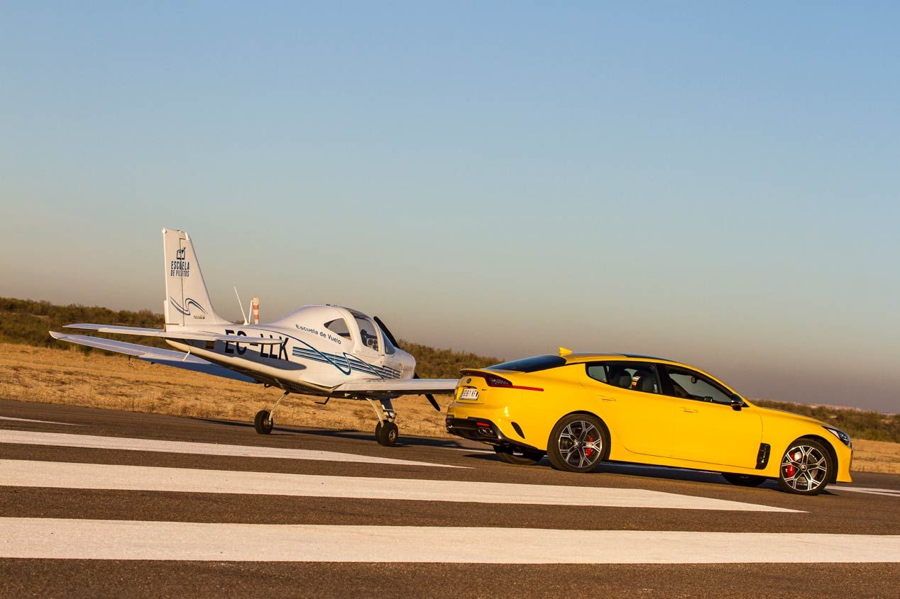 Duelo de altos vuelos: Kia Stinger GT frente a Tecnam P2002 Sierra