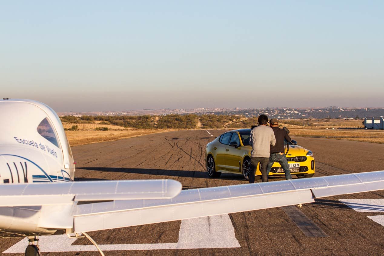 Duelo de altos vuelos: Kia Stinger GT frente a Tecnam P2002 Sierra