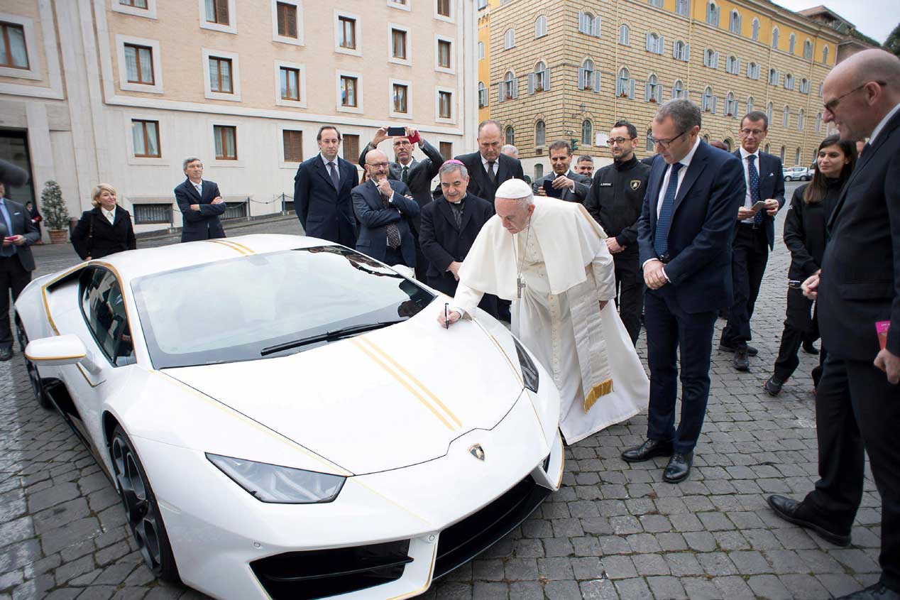 El Lamborghini papamóvil, a subasta