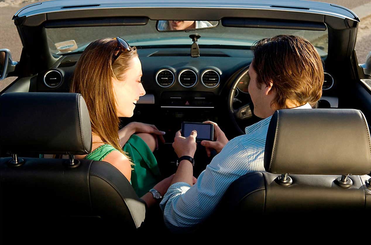 Cómo utilizar tu móvil en el coche evitando problemas