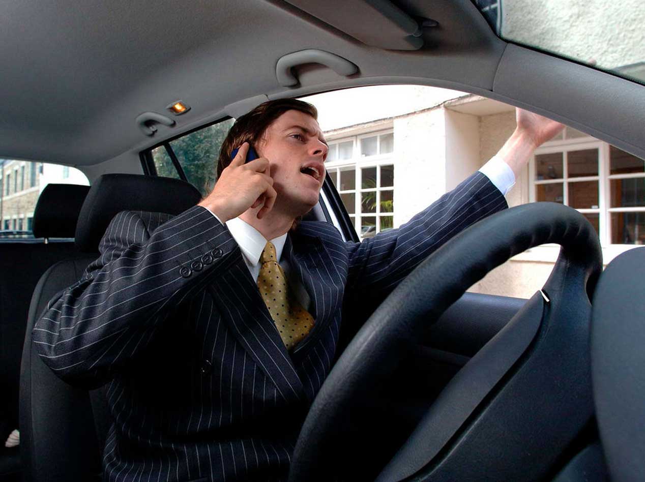 Cómo utilizar tu móvil en el coche evitando problemas