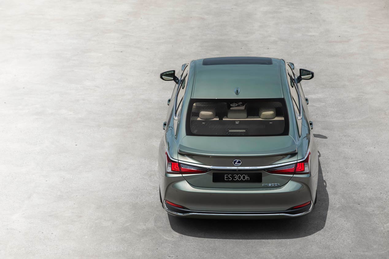 Al volante del Lexus ES 300h, la nueva berlina híbrida para Europa