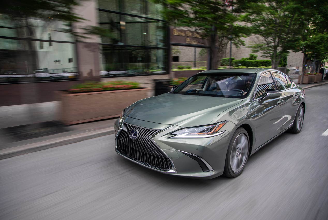 Al volante del Lexus ES 300h, la nueva berlina híbrida para Europa