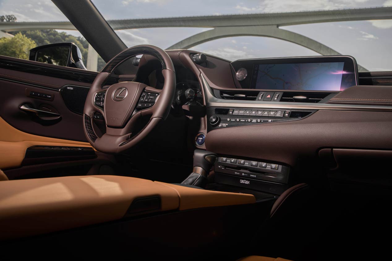 Al volante del Lexus ES 300h, la nueva berlina híbrida para Europa