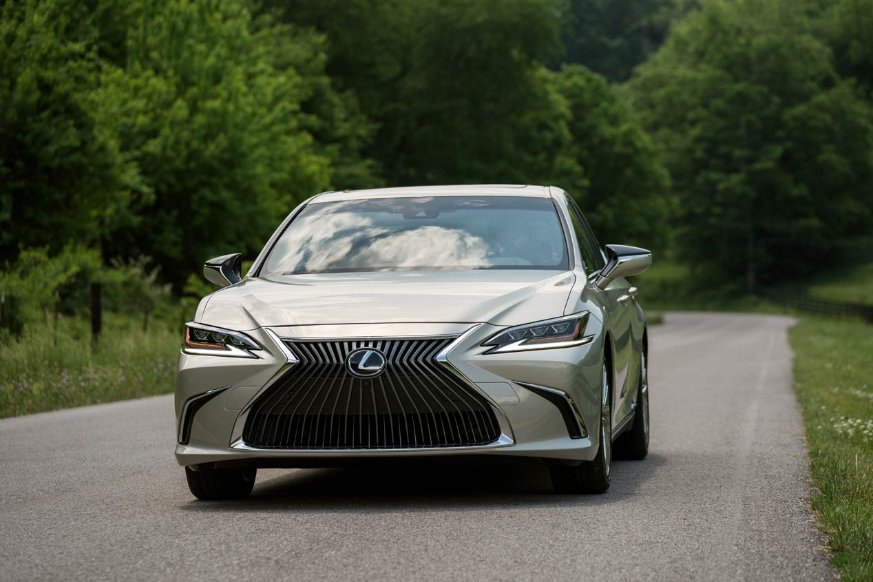Al volante del Lexus ES 300h, la nueva berlina híbrida para Europa