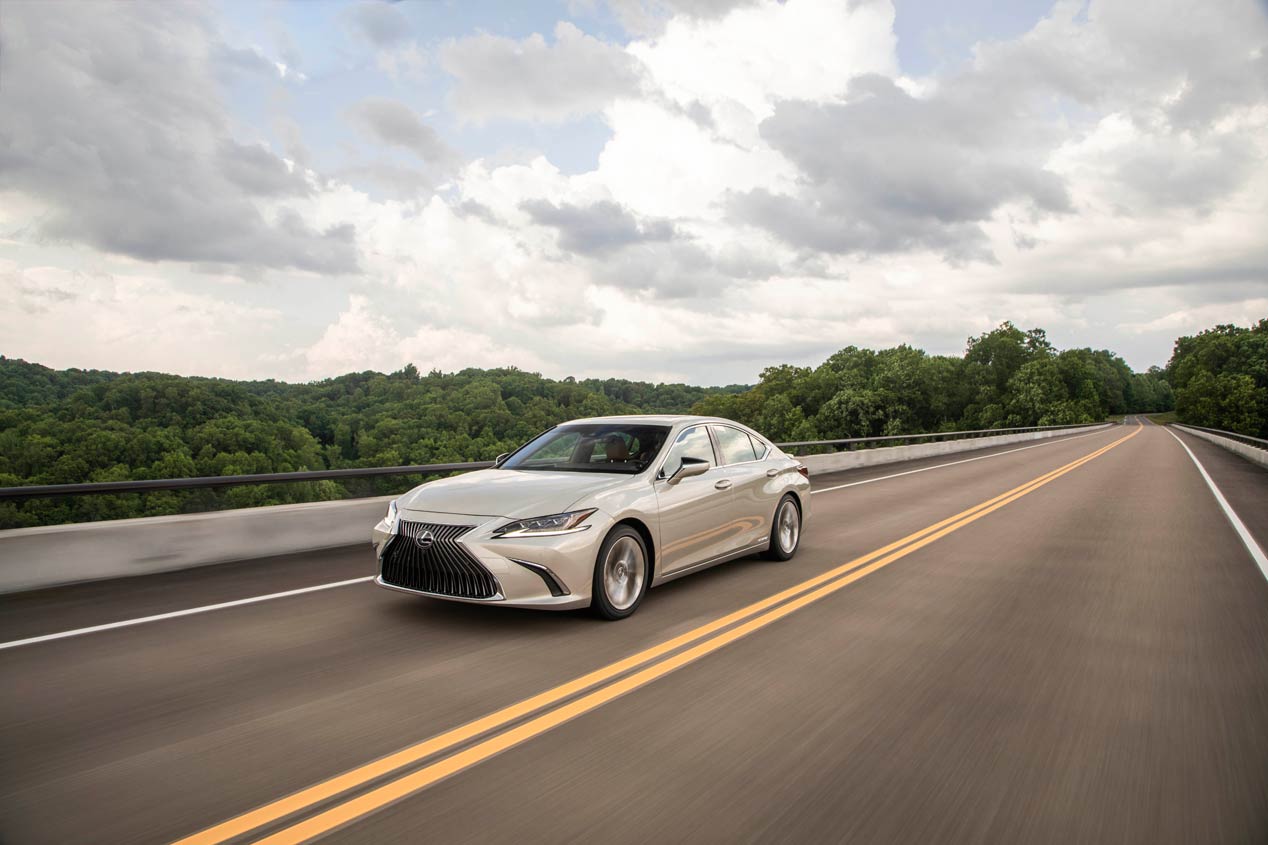 Al volante del Lexus ES 300h, la nueva berlina híbrida para Europa