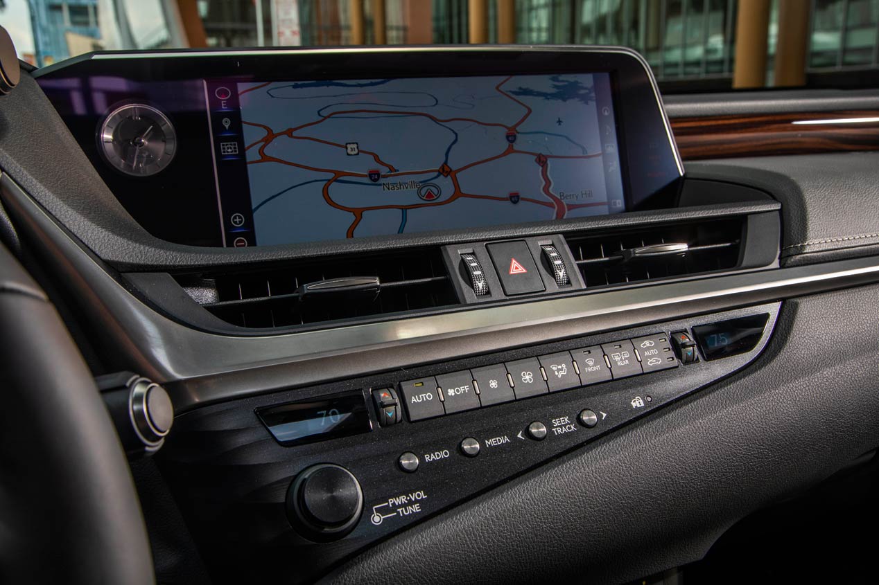 Al volante del Lexus ES 300h, la nueva berlina híbrida para Europa