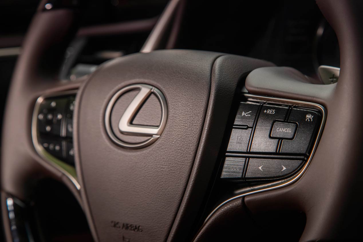 Al volante del Lexus ES 300h, la nueva berlina híbrida para Europa