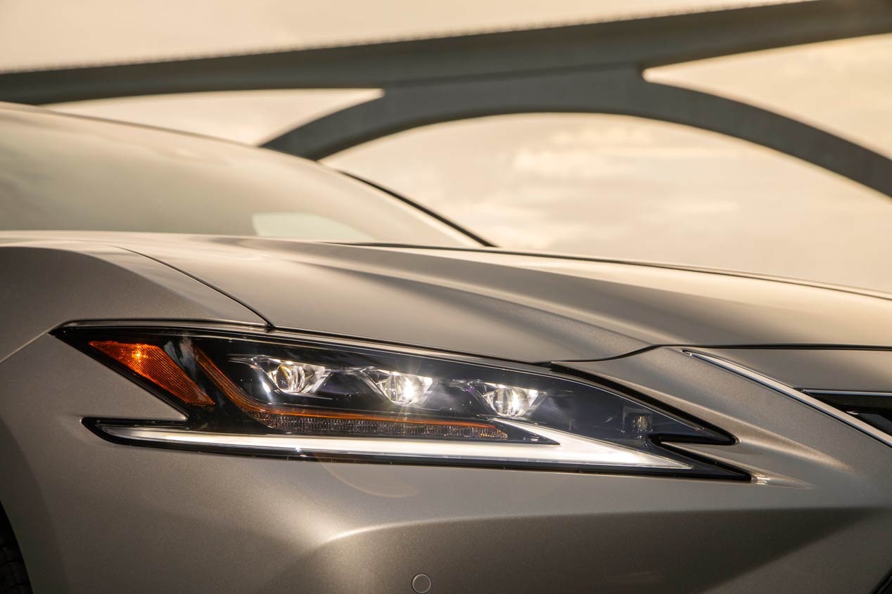 Al volante del Lexus ES 300h, la nueva berlina híbrida para Europa