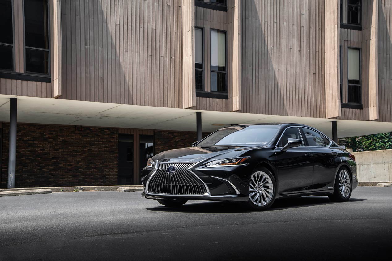 Al volante del Lexus ES 300h, la nueva berlina híbrida para Europa