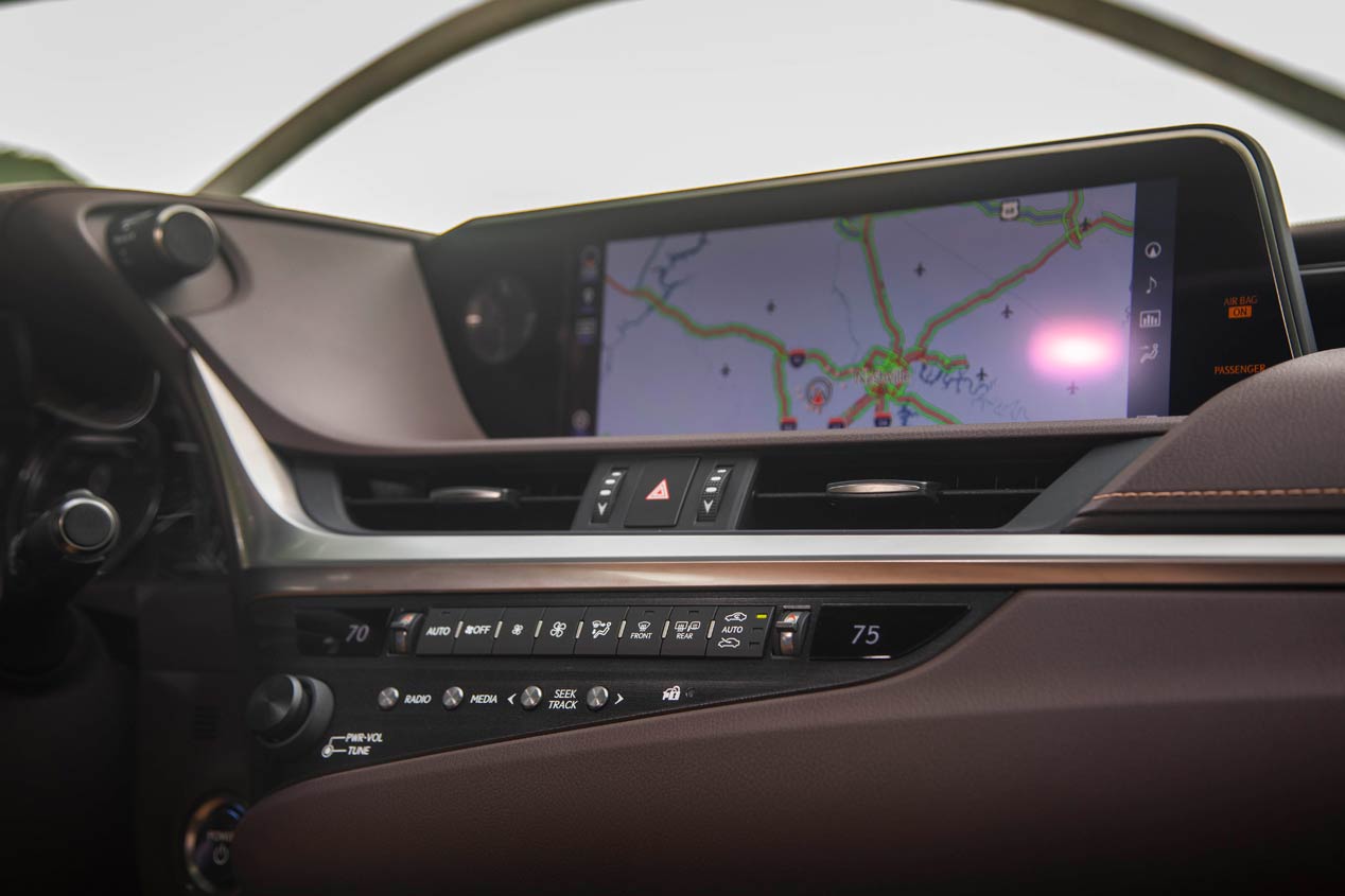 Al volante del Lexus ES 300h, la nueva berlina híbrida para Europa