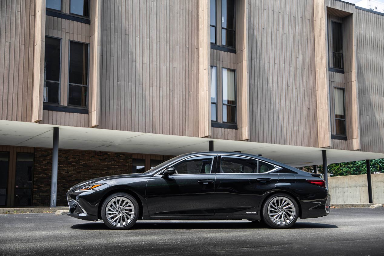 Al volante del Lexus ES 300h, la nueva berlina híbrida para Europa