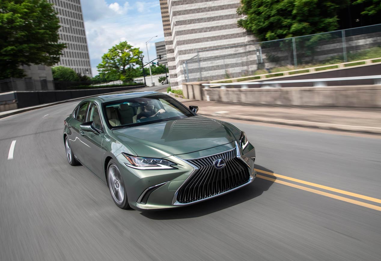 Al volante del Lexus ES 300h, la nueva berlina híbrida para Europa