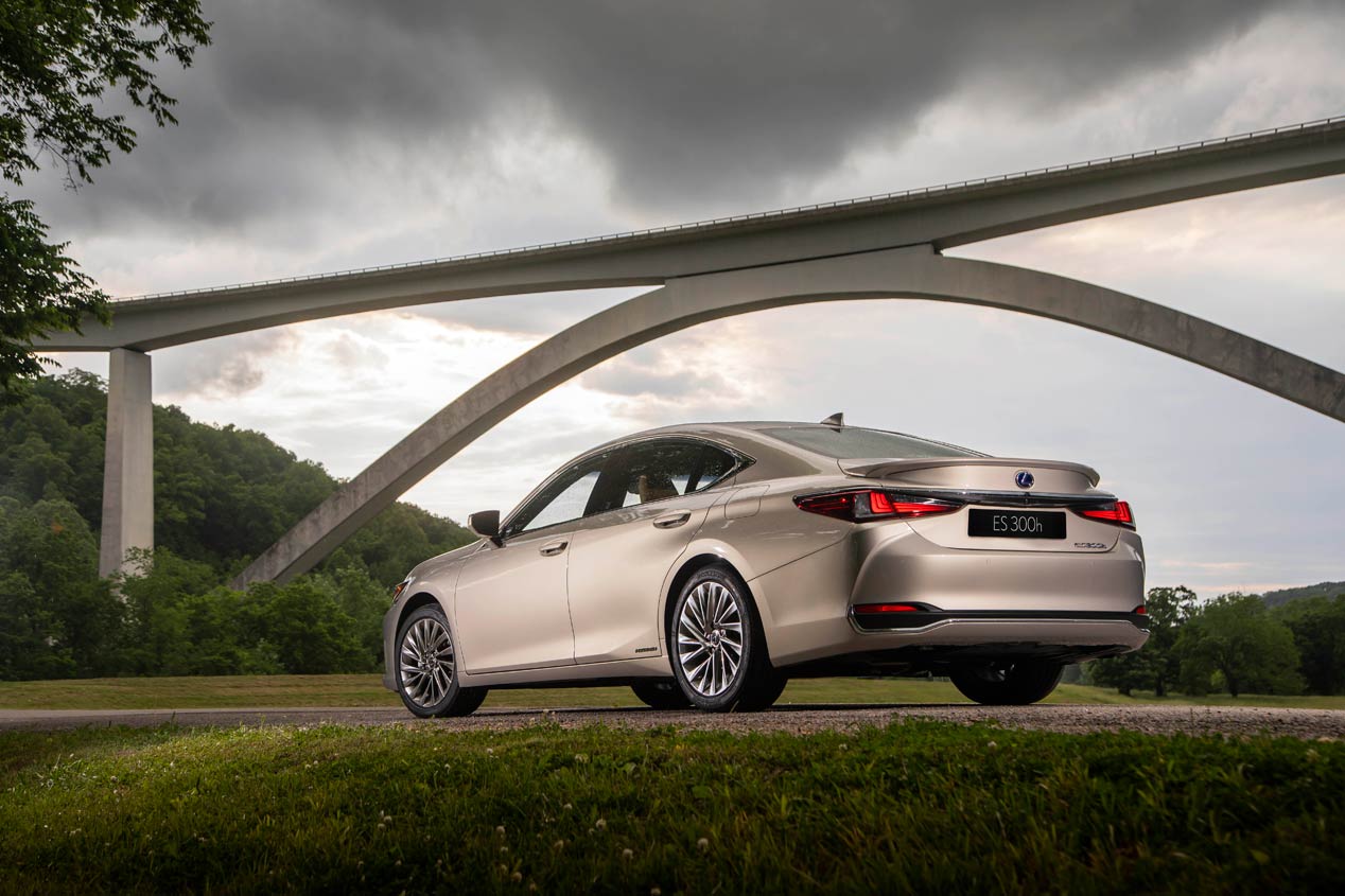 Al volante del Lexus ES 300h, la nueva berlina híbrida para Europa