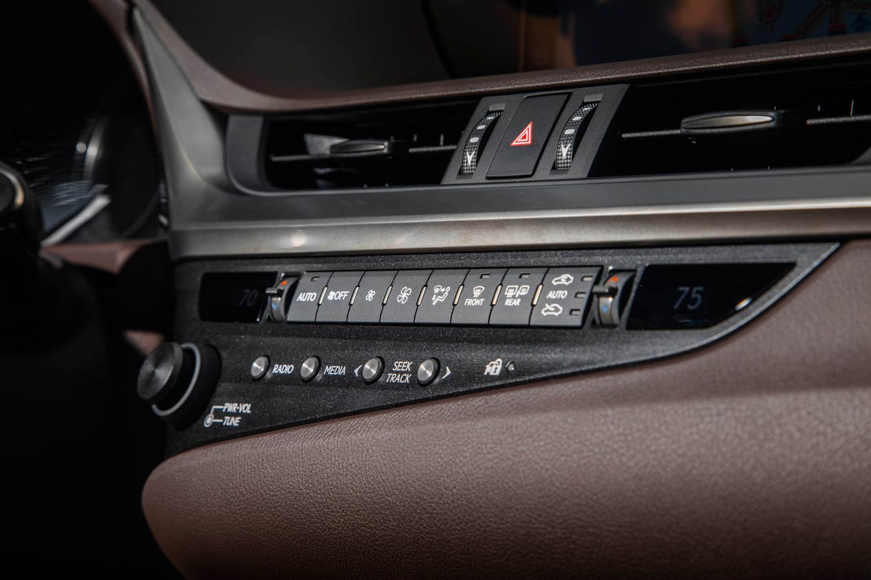 Al volante del Lexus ES 300h, la nueva berlina híbrida para Europa