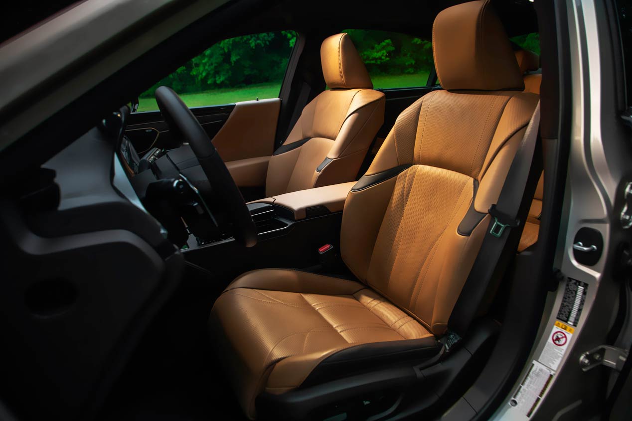 Al volante del Lexus ES 300h, la nueva berlina híbrida para Europa