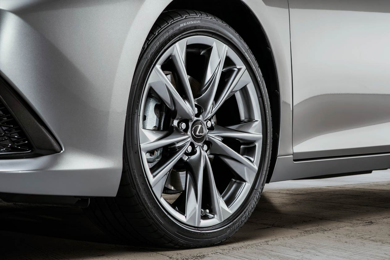 Al volante del Lexus ES 300h, la nueva berlina híbrida para Europa