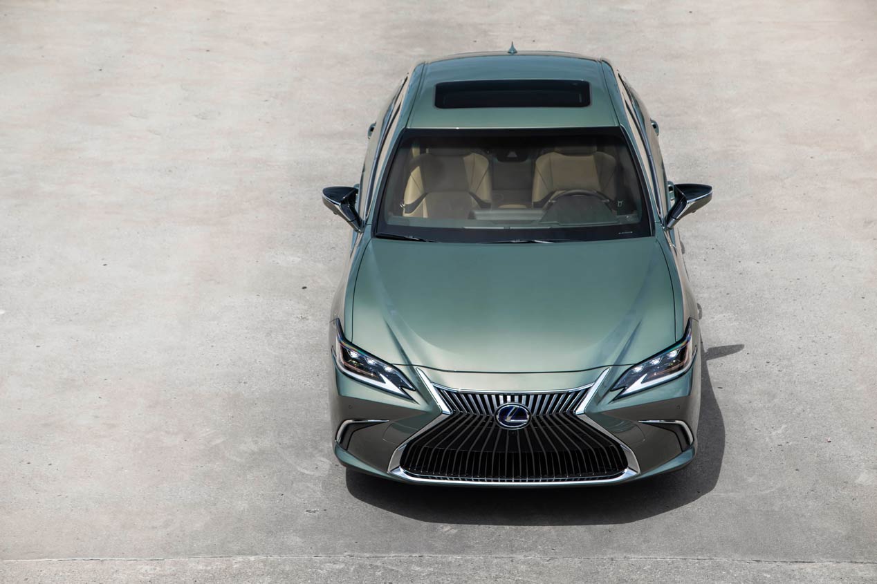 Al volante del Lexus ES 300h, la nueva berlina híbrida para Europa
