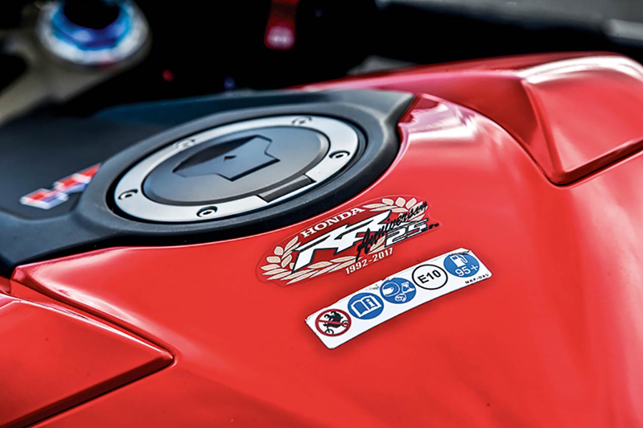 Coche contra moto: Honda Civic Type R frente a Honda CBR 1000 RR SP