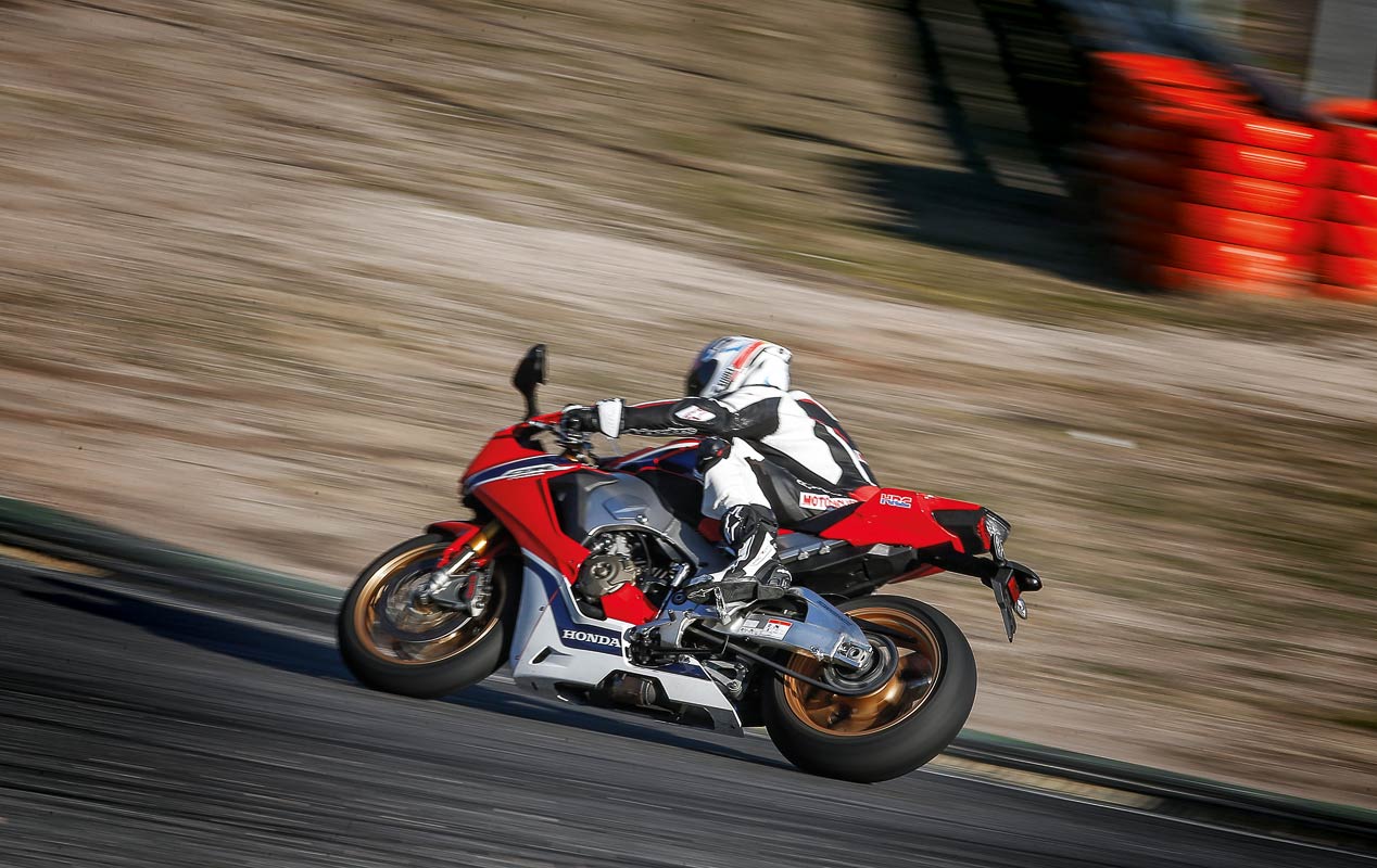Coche contra moto: Honda Civic Type R frente a Honda CBR 1000 RR SP