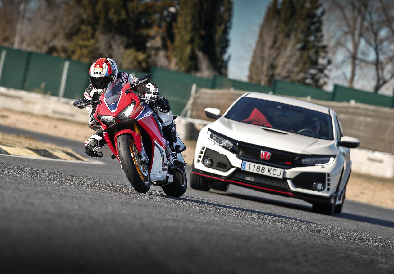 Coche contra moto: Honda Civic Type R frente a Honda CBR 1000 RR SP