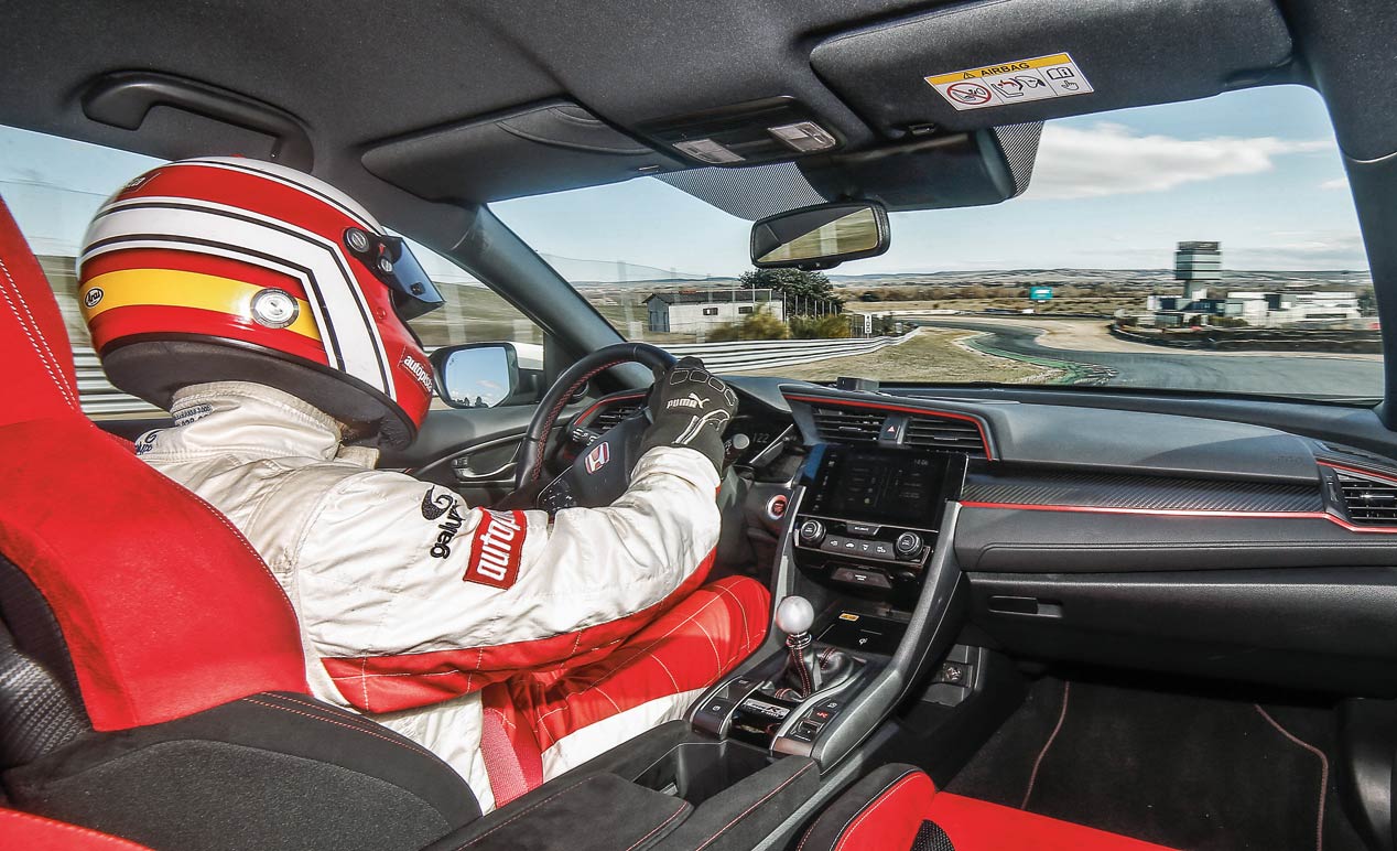 Coche contra moto: Honda Civic Type R frente a Honda CBR 1000 RR SP
