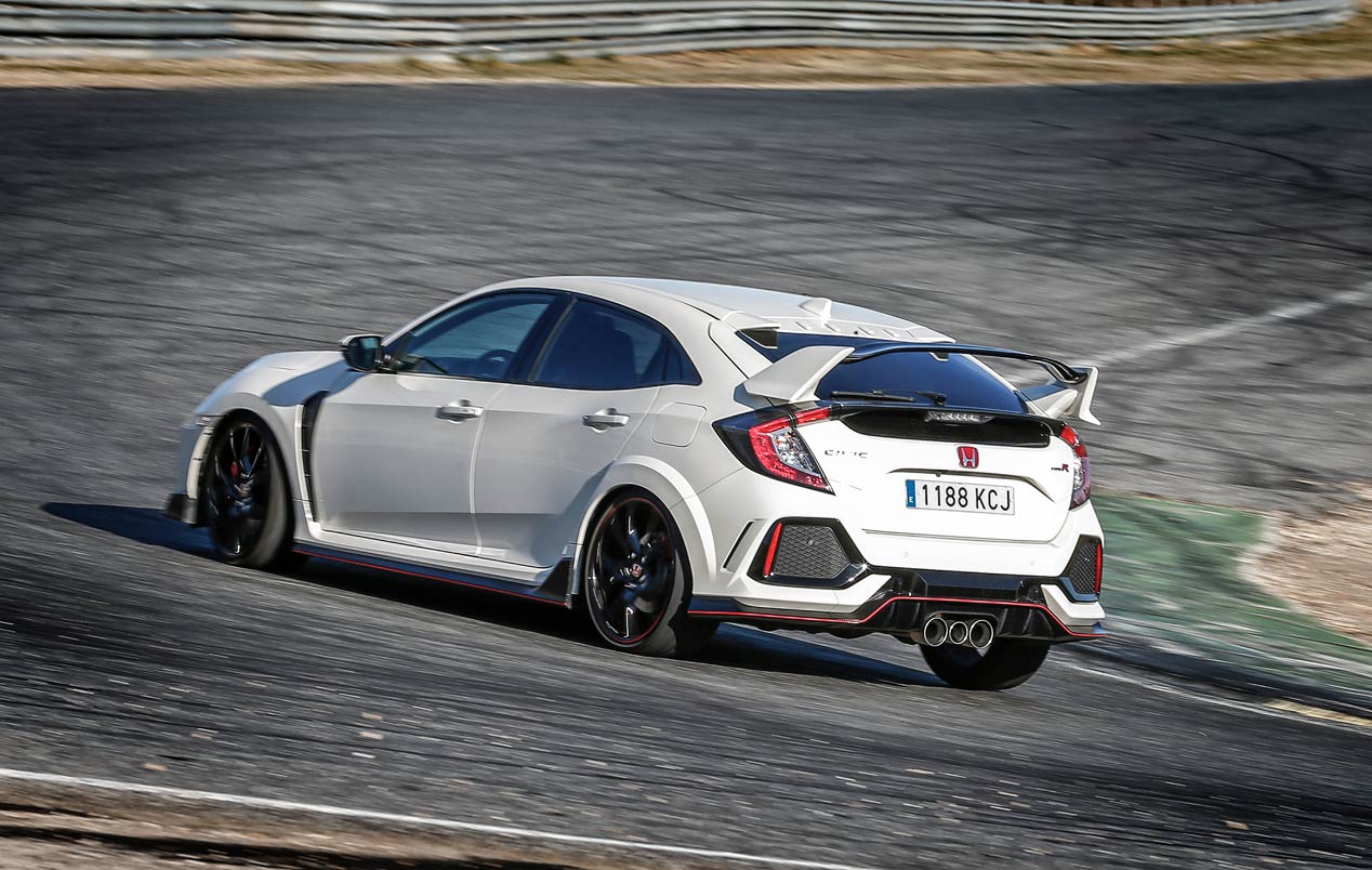 Coche contra moto: Honda Civic Type R frente a Honda CBR 1000 RR SP
