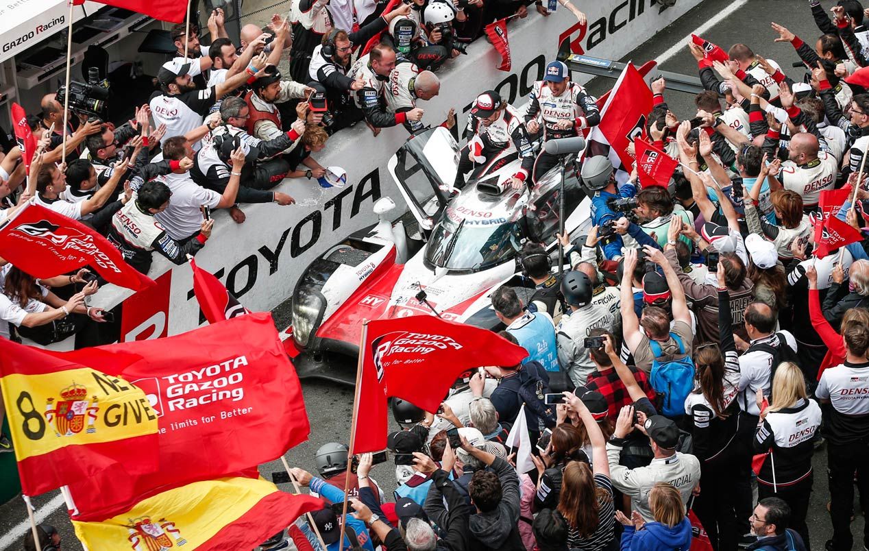 La celebración de Toyota y Alonso en Le Mans