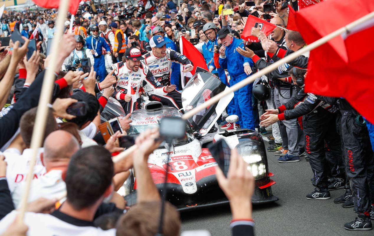 La celebración de Toyota y Alonso en Le Mans