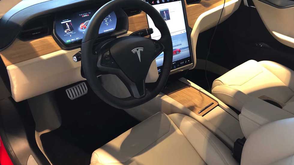 Tesla: nuevos interiores, cambios en conectividad y un Autopilot más agresivo