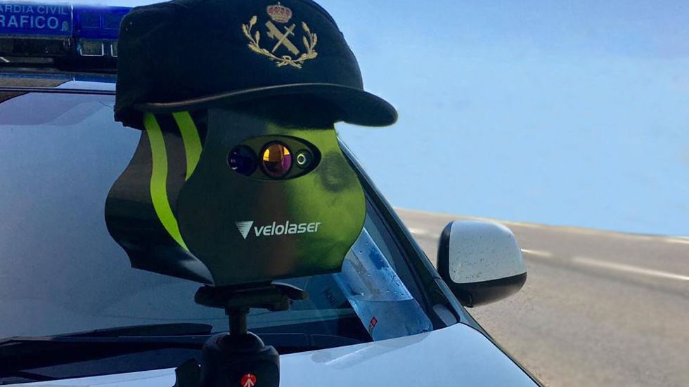 Radares Veloláser: ¿están multando? La DGT dice que sí y SocialDrive lo desmiente