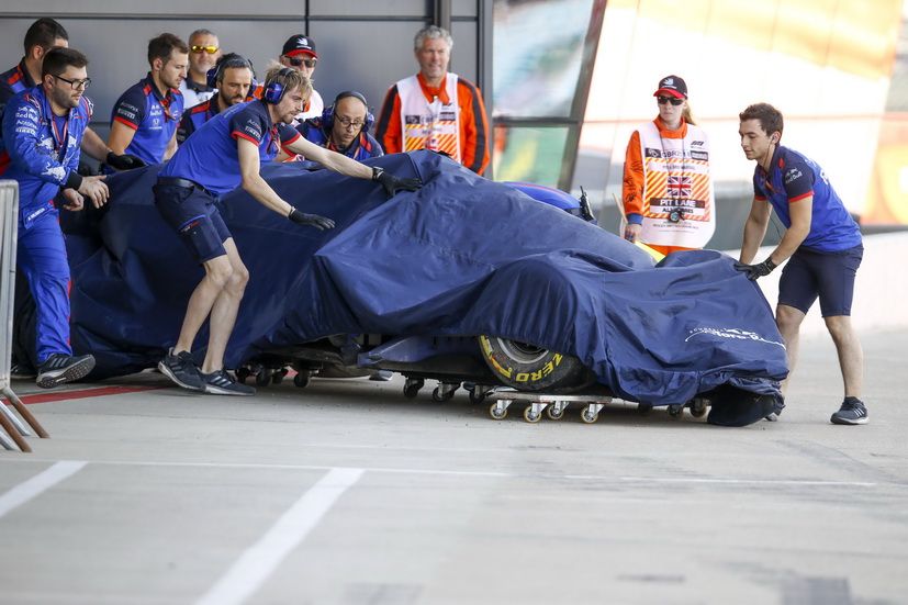 El Toro Rosso de Brendon Hartley cubierto tras el accidente que sufrió en la FP3 El Toro Rosso de Brendon Hartley cubierto tras el accidente que sufrió en la FP3