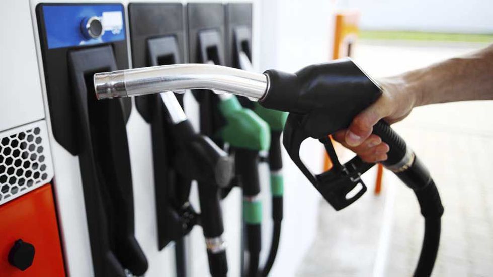 Nuevas etiquetas para el combustible de los coches: todo lo que debes saber