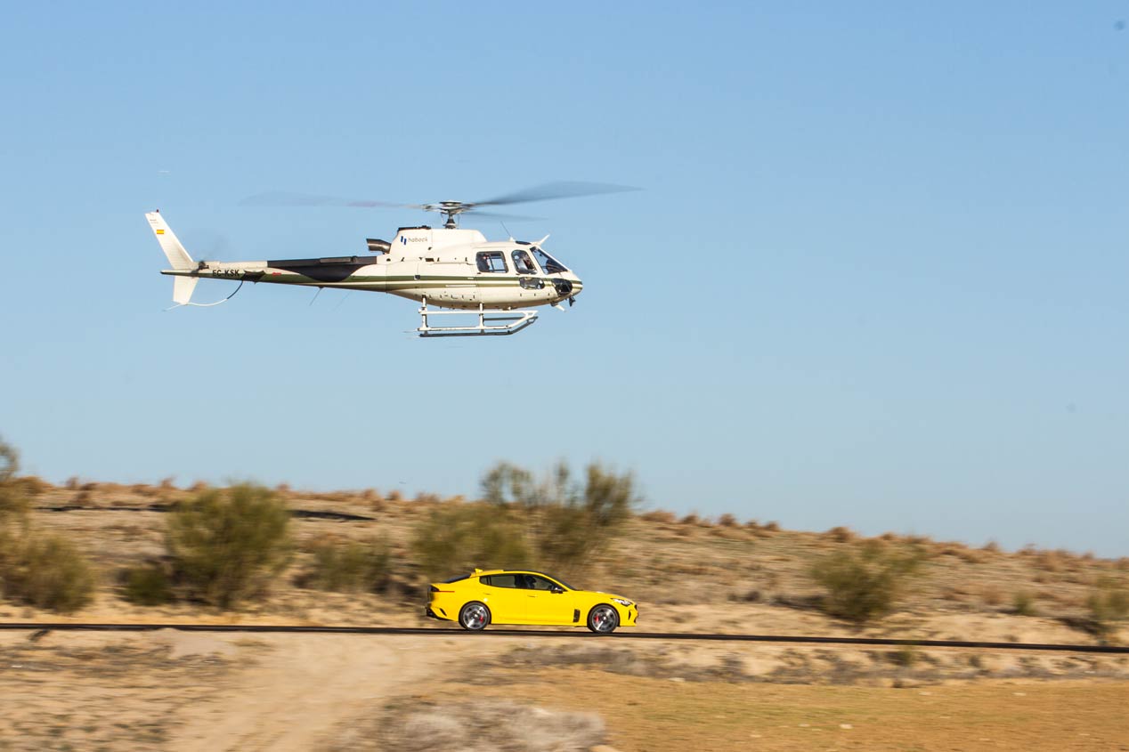 El Kia Stinger GT, en su duelo frente a un helicóptero