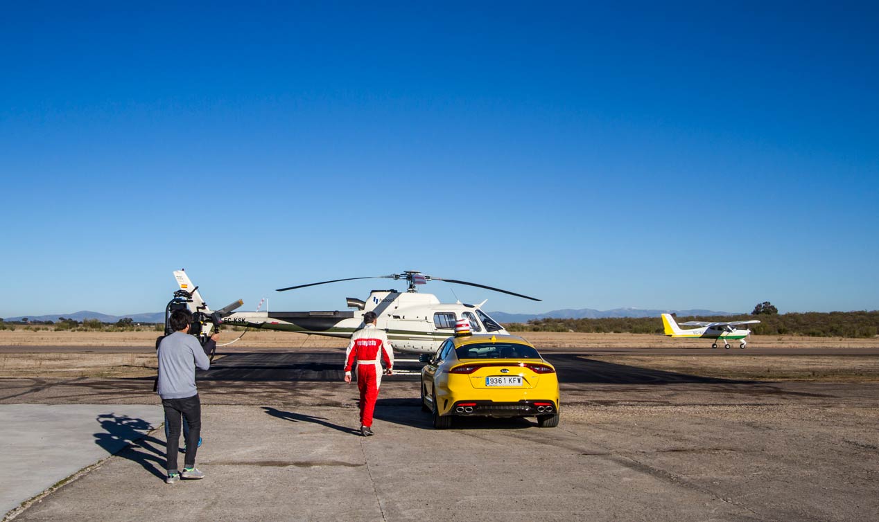 El Kia Stinger GT, en su duelo frente a un helicóptero