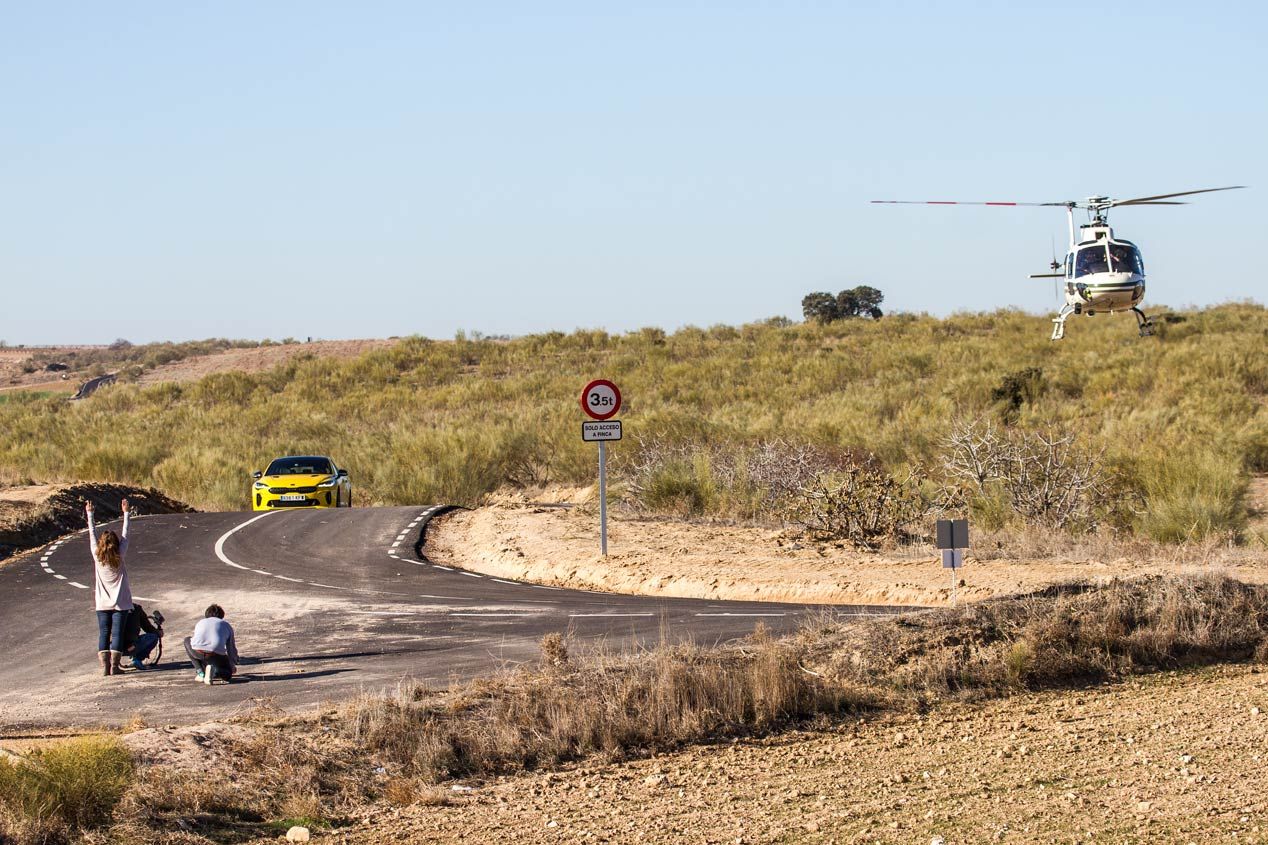 El Kia Stinger GT, en su duelo frente a un helicóptero
