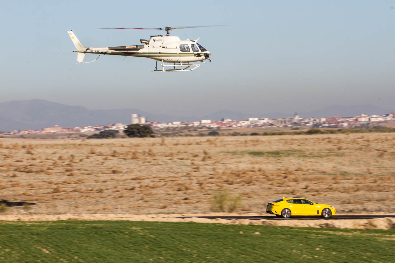 El Kia Stinger GT, en su duelo frente a un helicóptero