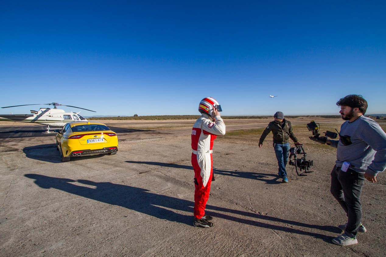 El Kia Stinger GT, en su duelo frente a un helicóptero