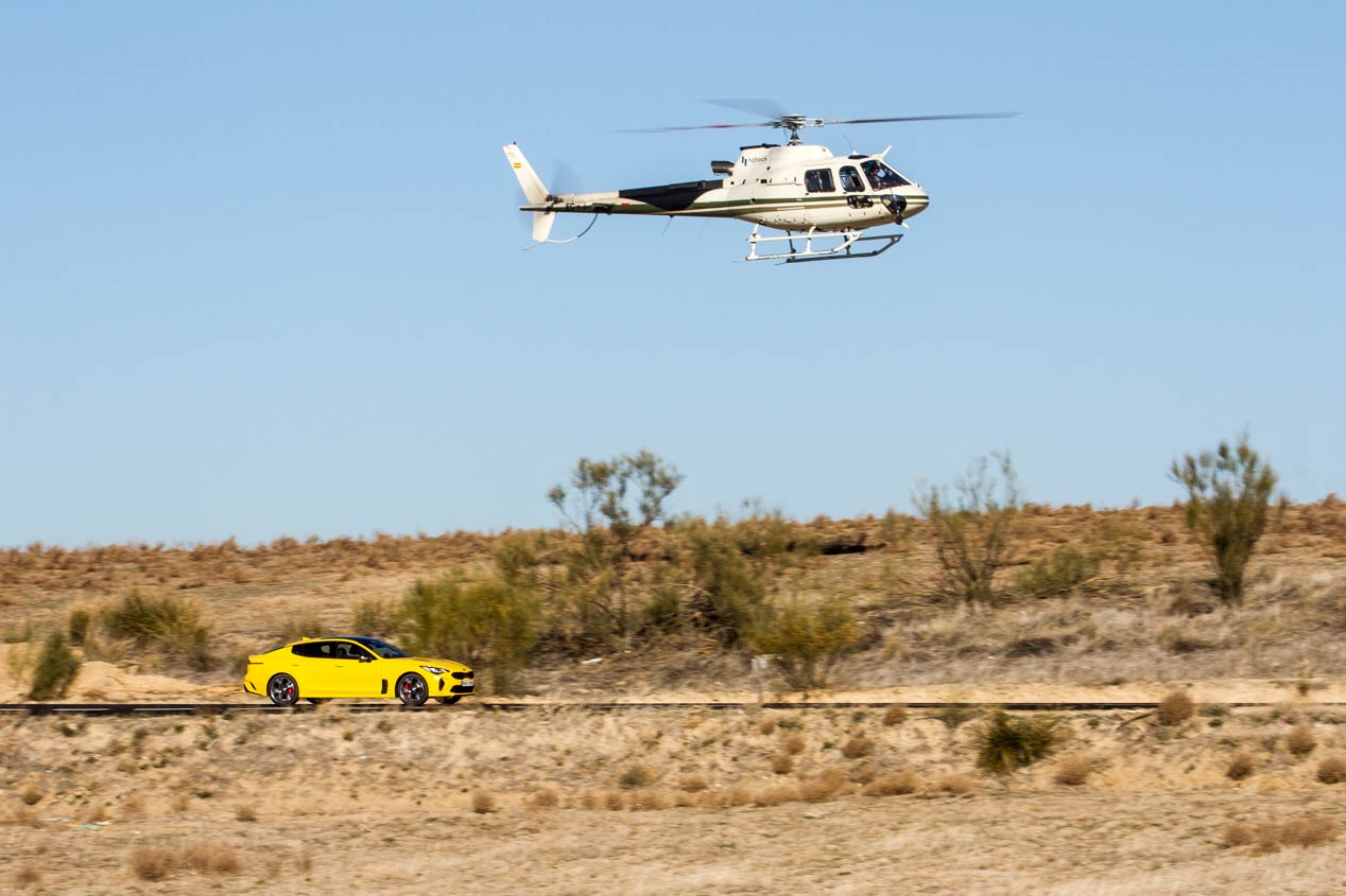 El Kia Stinger GT, en su duelo frente a un helicóptero