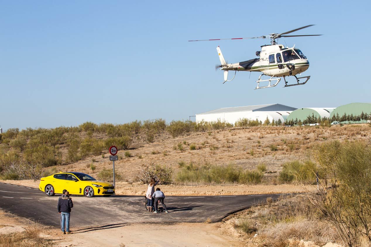 El Kia Stinger GT, en su duelo frente a un helicóptero