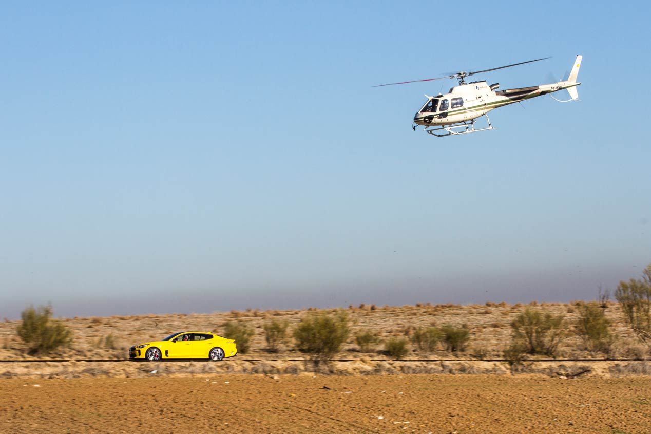 El Kia Stinger GT, en su duelo frente a un helicóptero