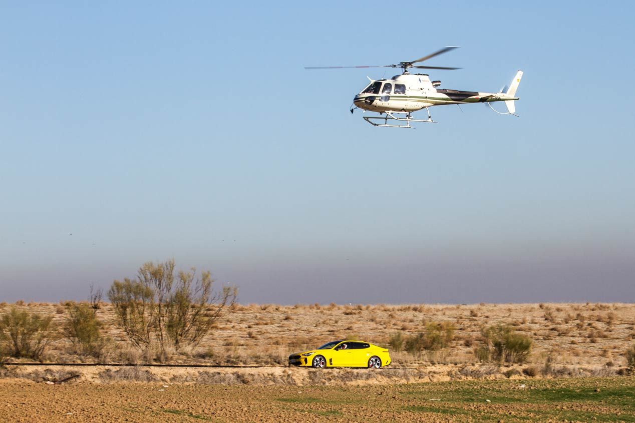 El Kia Stinger GT, en su duelo frente a un helicóptero